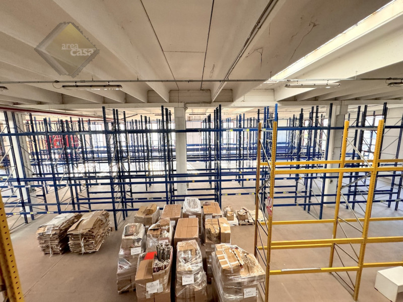 Capannone industriale artigianale disposto su due livelli. 
Piano terra dell'altezza di 7 Mt sott...