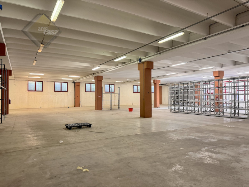 Capannone industriale artigianale disposto su due livelli. 
Piano terra dell'altezza di 7 Mt sott...