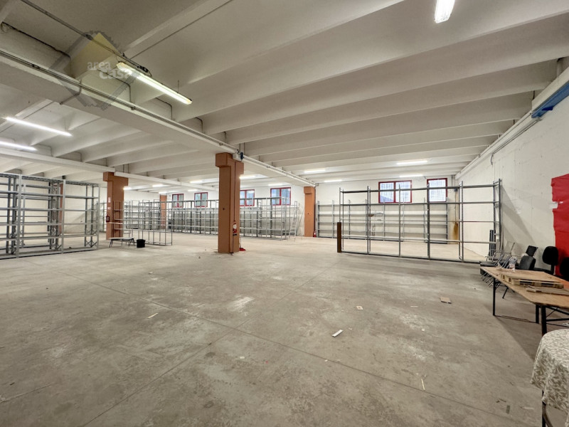 Capannone industriale artigianale disposto su due livelli. 
Piano terra dell'altezza di 7 Mt sott...