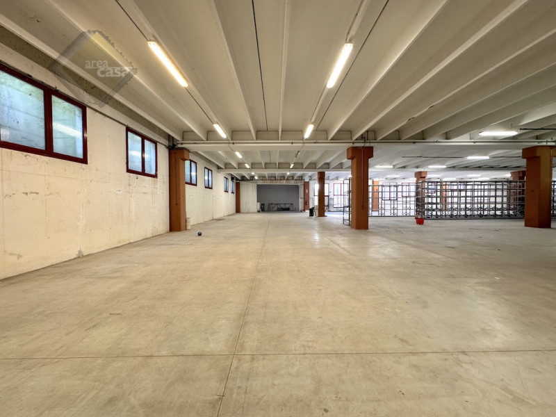 Capannone industriale artigianale disposto su due livelli. 
Piano terra dell'altezza di 7 Mt sott...