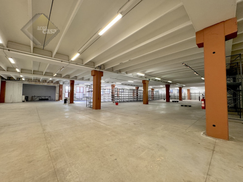 Capannone industriale artigianale disposto su due livelli. 
Piano terra dell'altezza di 7 Mt sott...