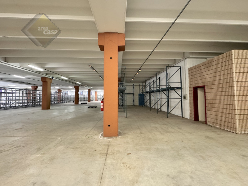 Capannone industriale artigianale disposto su due livelli. 
Piano terra dell'altezza di 7 Mt sott...