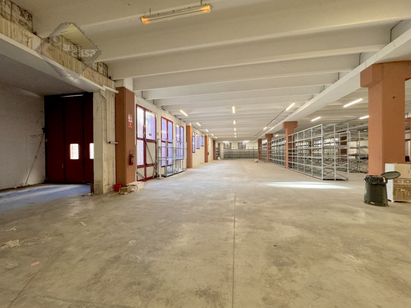 Capannone industriale artigianale disposto su due livelli. 
Piano terra dell'altezza di 7 Mt sott...