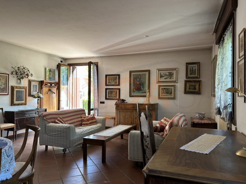 TEOLO - fraz. Treponti: proponiamo in vendita un'interessante porzione di bifamiliare. Situata ai...