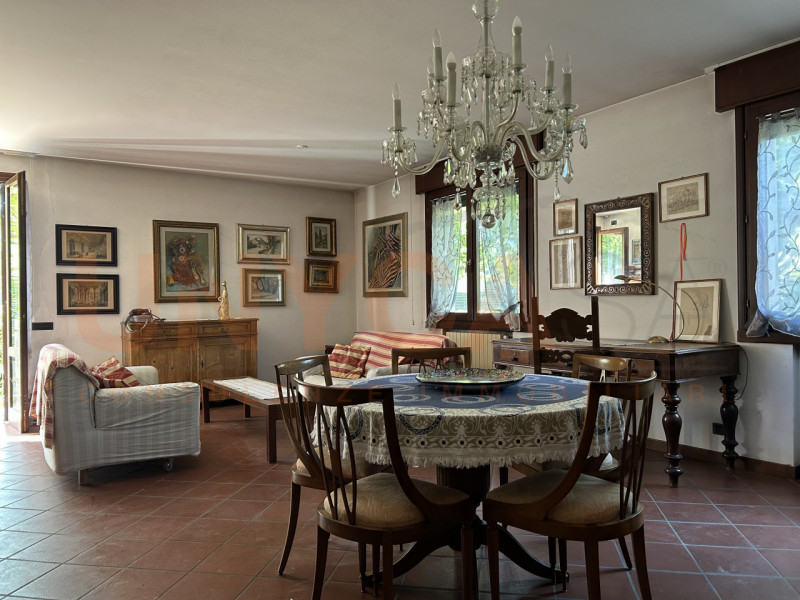 TEOLO - fraz. Treponti: proponiamo in vendita un'interessante porzione di bifamiliare. Situata ai...