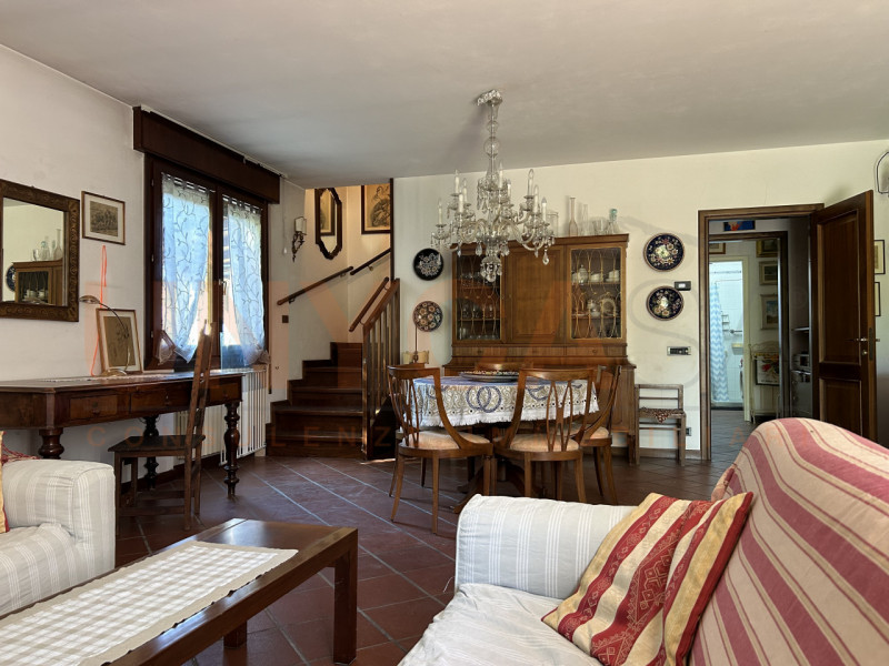 TEOLO - fraz. Treponti: proponiamo in vendita un'interessante porzione di bifamiliare. Situata ai...