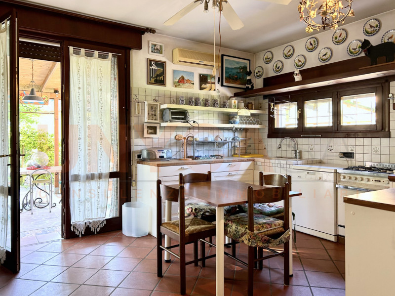 TEOLO - fraz. Treponti: proponiamo in vendita un'interessante porzione di bifamiliare. Situata ai...