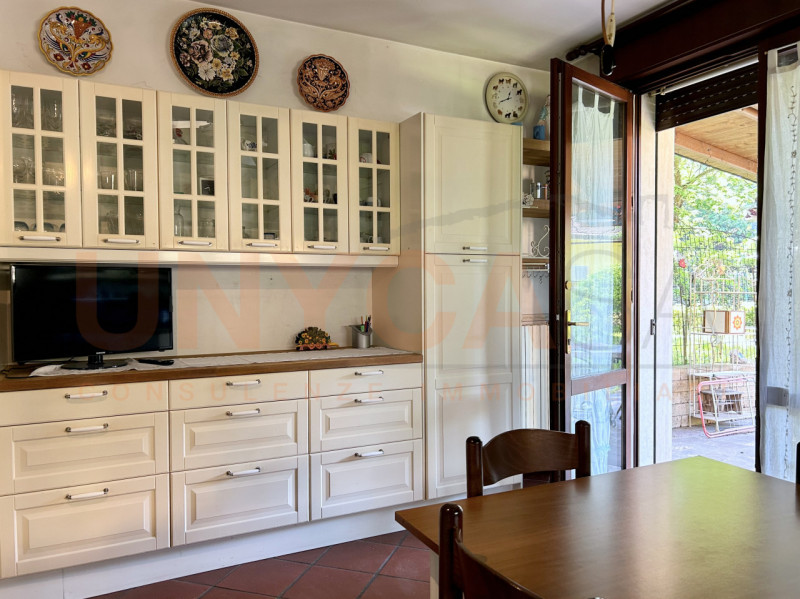 TEOLO - fraz. Treponti: proponiamo in vendita un'interessante porzione di bifamiliare. Situata ai...