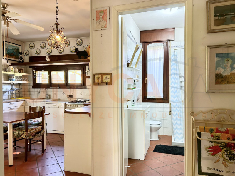 TEOLO - fraz. Treponti: proponiamo in vendita un'interessante porzione di bifamiliare. Situata ai...