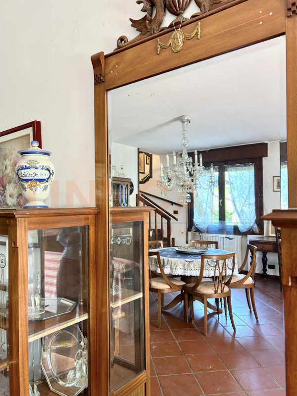 TEOLO - fraz. Treponti: proponiamo in vendita un'interessante porzione di bifamiliare. Situata ai...