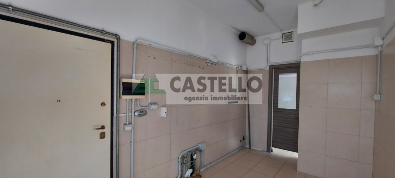 Vigonza Peraga in contesto commerciale direzionale proponiamo negozio di mq.110 circa + 35 mq di ...