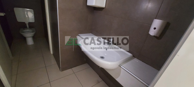 Vigonza Peraga in contesto commerciale direzionale proponiamo negozio di mq.110 circa + 35 mq di ...