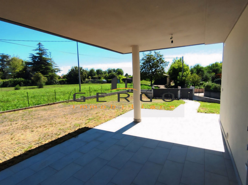 (Per INFO Tel e WhatsApp Mattias Gioia 3494222146) Proponiamo abitazione singola con ampio giardi...