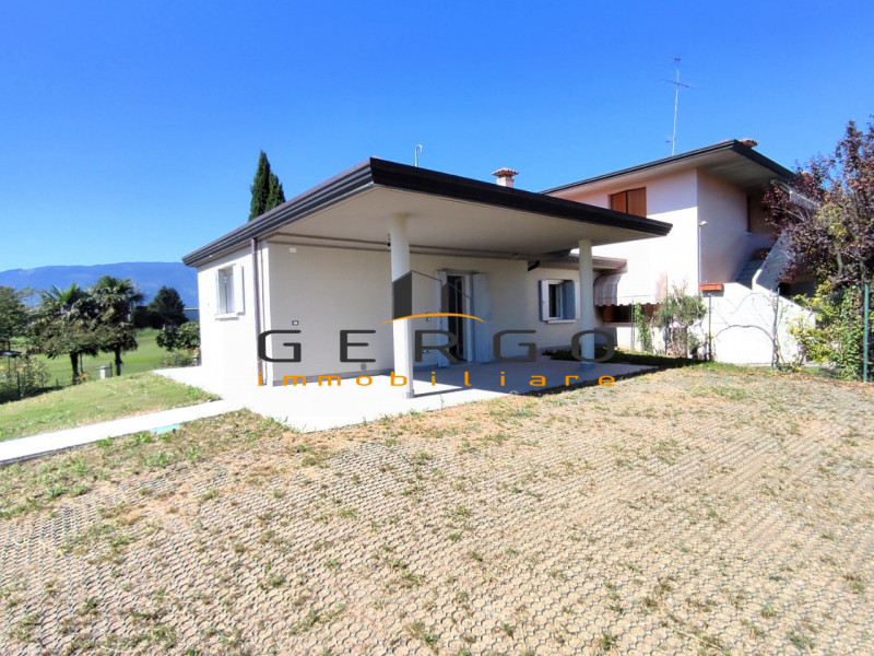 (Per INFO Tel e WhatsApp Mattias Gioia 3494222146) Proponiamo abitazione singola con ampio giardi...