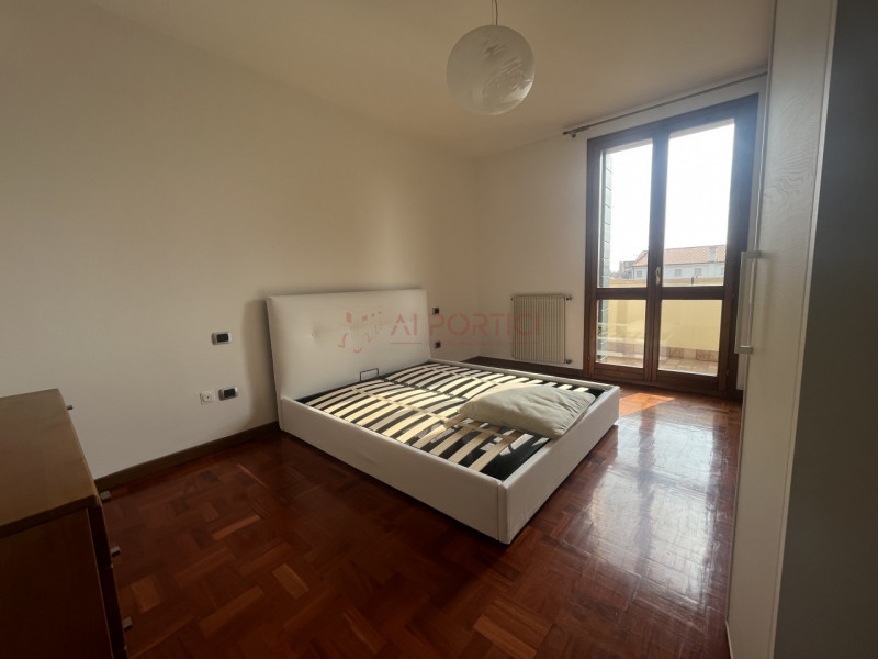 PIOVE DI SACCO CENTRO STORICO– APPARTAMENTO su 2 livelli posto al secondo ed ultimo piano in pala...