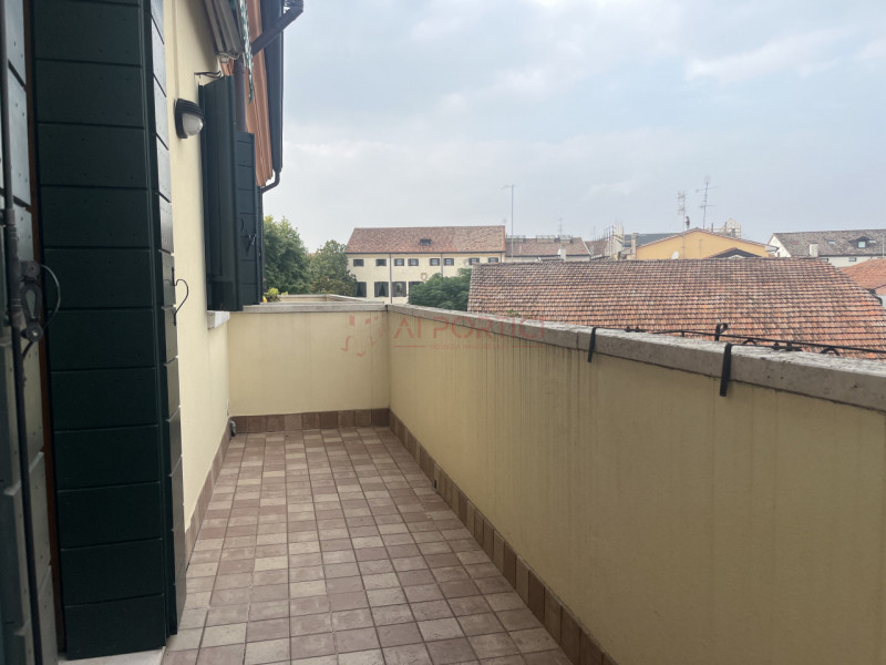 PIOVE DI SACCO CENTRO STORICO– APPARTAMENTO su 2 livelli posto al secondo ed ultimo piano in pala...