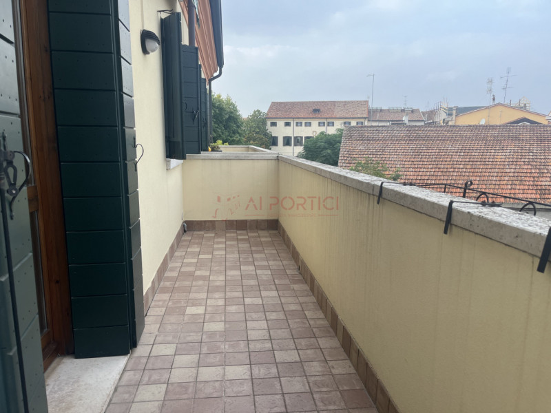 PIOVE DI SACCO CENTRO STORICO– APPARTAMENTO su 2 livelli posto al secondo ed ultimo piano in pala...