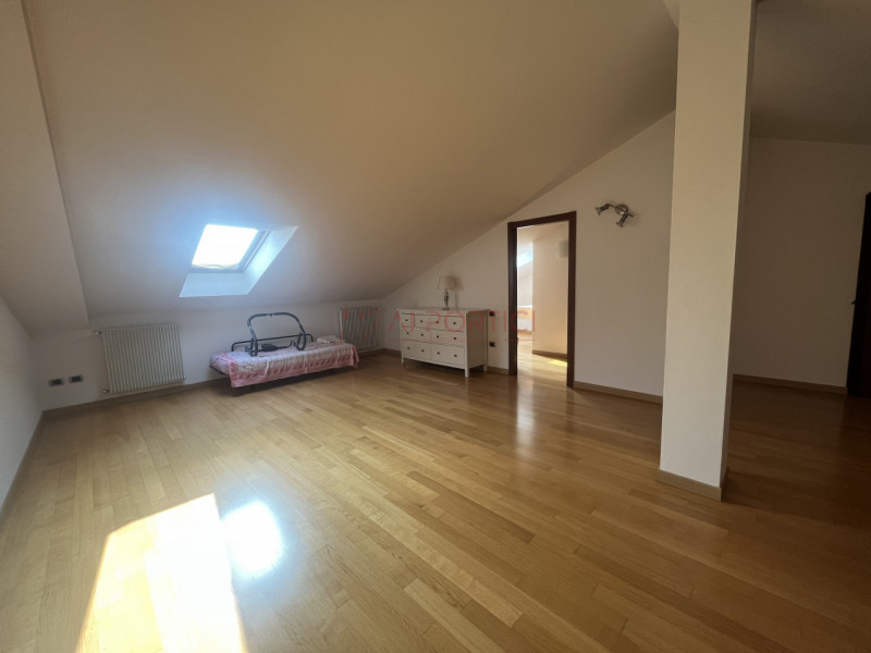 PIOVE DI SACCO CENTRO STORICO– APPARTAMENTO su 2 livelli posto al secondo ed ultimo piano in pala...