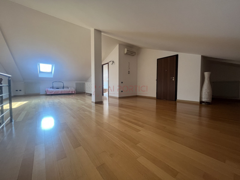 PIOVE DI SACCO CENTRO STORICO– APPARTAMENTO su 2 livelli posto al secondo ed ultimo piano in pala...