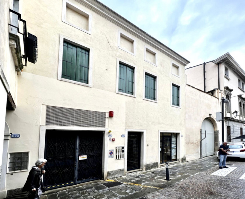 (Per INFO Monica 3482688677) A Padova, in centro città, comodo alle piazze e nelle vicinanze del ...