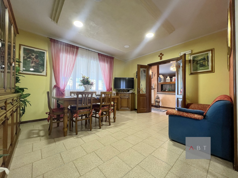 Casa singola composta di: ingresso, cucina, pranzo, soggiorno, tre camere, due bagni, centrale te...