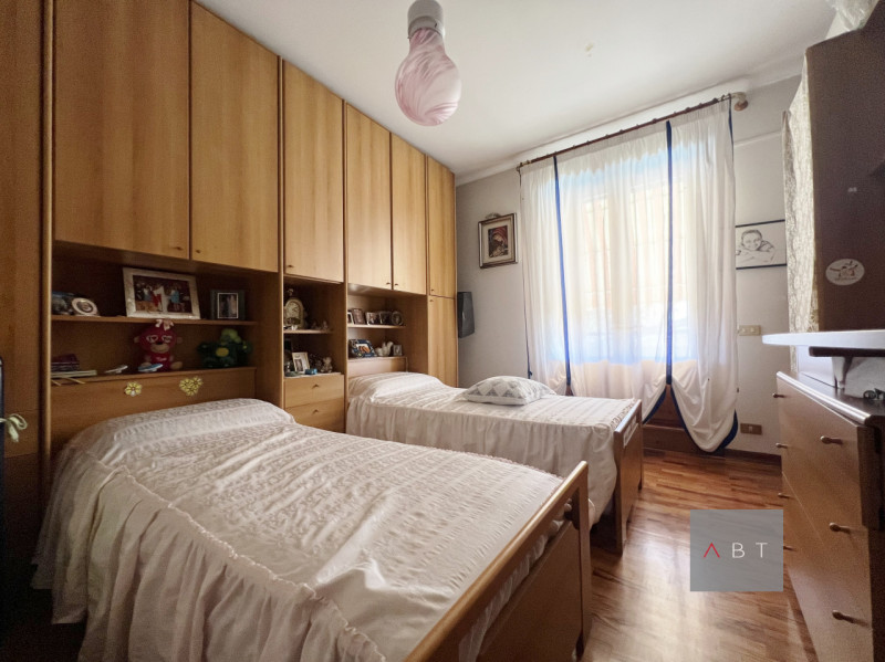 Casa singola composta di: ingresso, cucina, pranzo, soggiorno, tre camere, due bagni, centrale te...