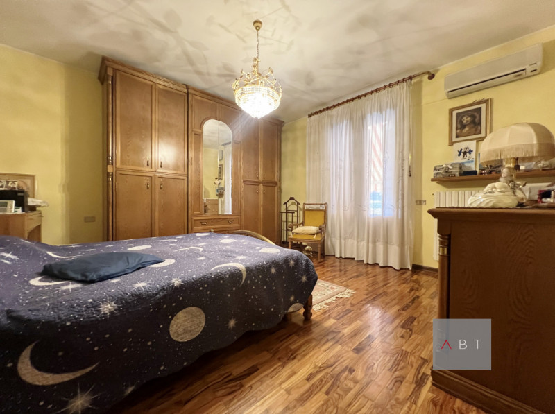 Casa singola composta di: ingresso, cucina, pranzo, soggiorno, tre camere, due bagni, centrale te...