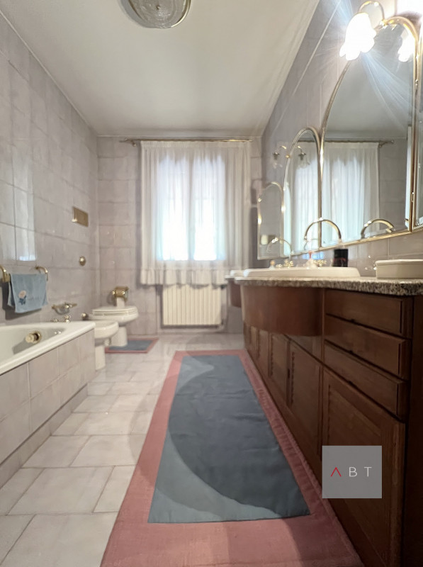 Casa singola composta di: ingresso, cucina, pranzo, soggiorno, tre camere, due bagni, centrale te...