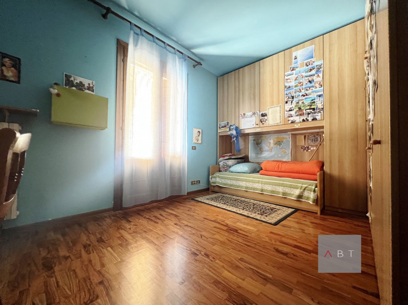 Casa singola composta di: ingresso, cucina, pranzo, soggiorno, tre camere, due bagni, centrale te...