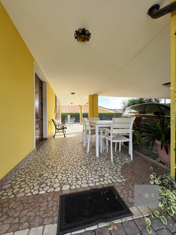 Casa singola composta di: ingresso, cucina, pranzo, soggiorno, tre camere, due bagni, centrale te...