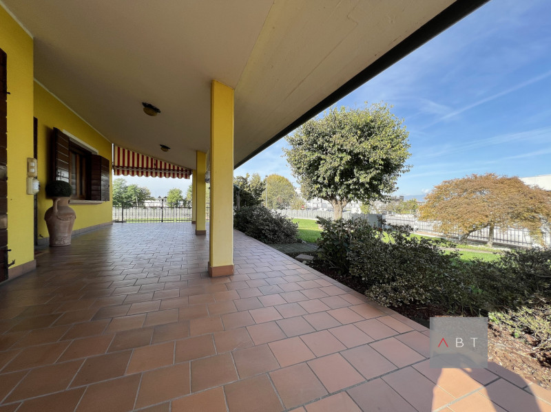 Casa singola composta di: ingresso, cucina, pranzo, soggiorno, tre camere, due bagni, centrale te...