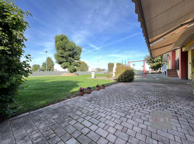 Casa singola composta di: ingresso, cucina, pranzo, soggiorno, tre camere, due bagni, centrale te...