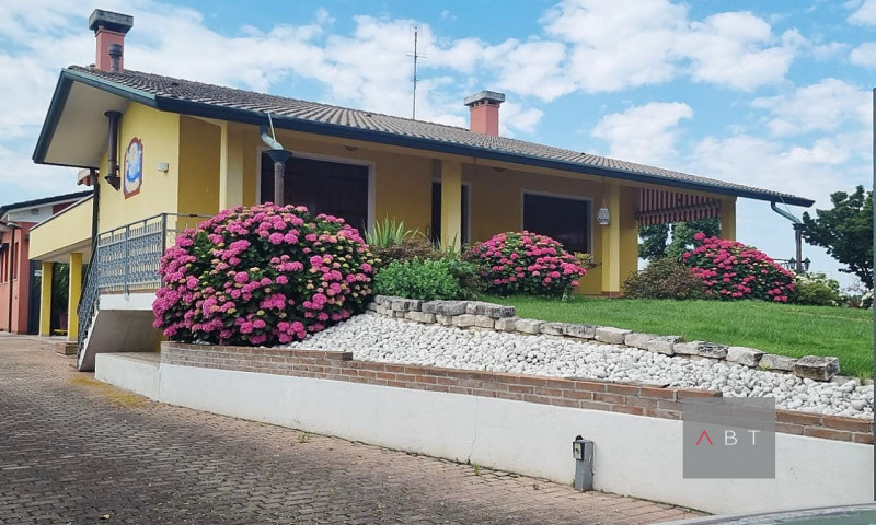 Casa singola composta di: ingresso, cucina, pranzo, soggiorno, tre camere, due bagni, centrale te...