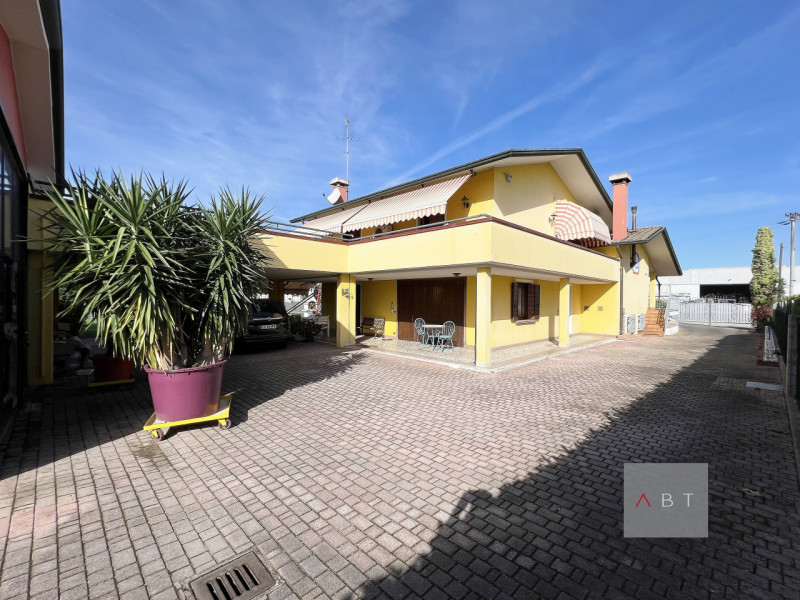 Casa singola composta di: ingresso, cucina, pranzo, soggiorno, tre camere, due bagni, centrale te...