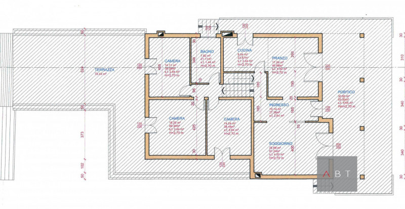 Casa singola composta di: ingresso, cucina, pranzo, soggiorno, tre camere, due bagni, centrale te...