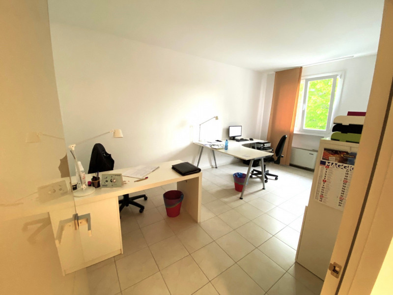 In zona centrale con ottima visibilità, comodo ai servizi e alla zona industriale, si propone rec...