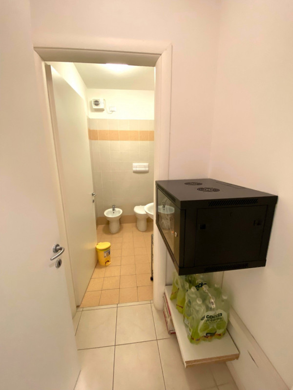 In zona centrale con ottima visibilità, comodo ai servizi e alla zona industriale, si propone rec...