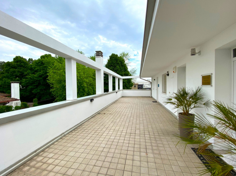 In zona centrale con ottima visibilità, comodo ai servizi e alla zona industriale, si propone rec...