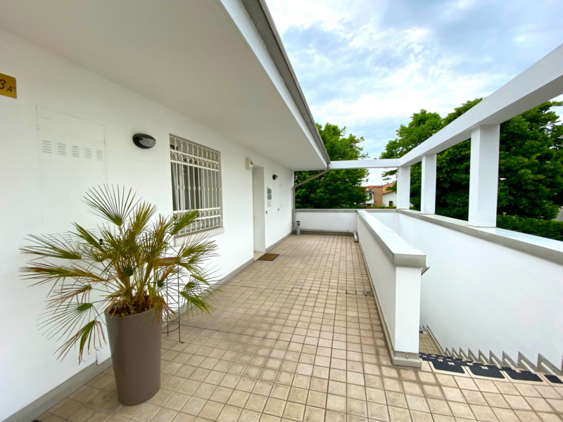 In zona centrale con ottima visibilità, comodo ai servizi e alla zona industriale, si propone rec...