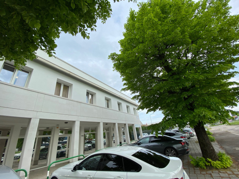 In zona centrale con ottima visibilità, comodo ai servizi e alla zona industriale, si propone rec...