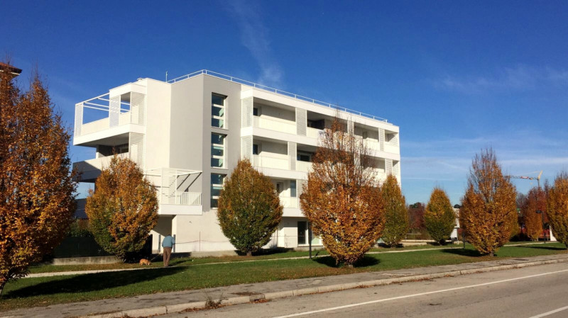 In zona richiesta e comoda a tutti i servizi, si propone ultimo appartamento su elegante palazzin...