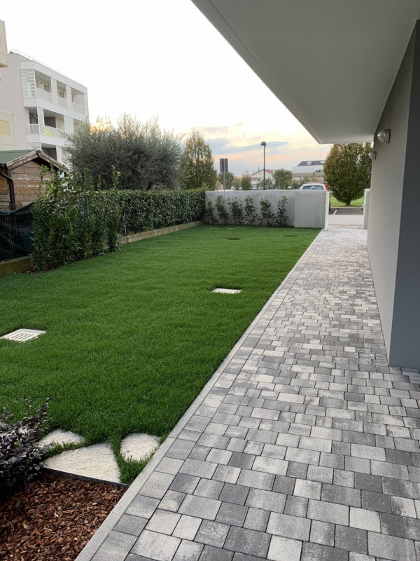 In zona richiesta e comoda a tutti i servizi, si propone ultimo appartamento su elegante palazzin...