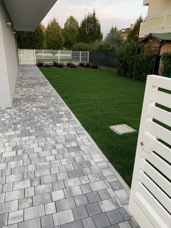 In zona richiesta e comoda a tutti i servizi, si propone ultimo appartamento su elegante palazzin...