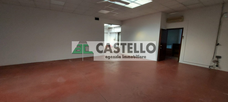 Campodarsego proponiamo capannone in zona residenziale, diviso in più ambienti, di circa 300mq co...