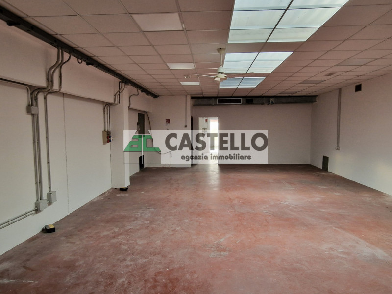 Campodarsego proponiamo capannone in zona residenziale, diviso in più ambienti, di circa 300mq co...