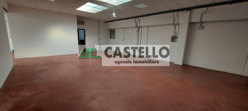 Campodarsego proponiamo capannone in zona residenziale, diviso in più ambienti, di circa 300mq co...