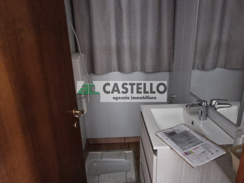 Campodarsego proponiamo capannone in zona residenziale, diviso in più ambienti, di circa 300mq co...
