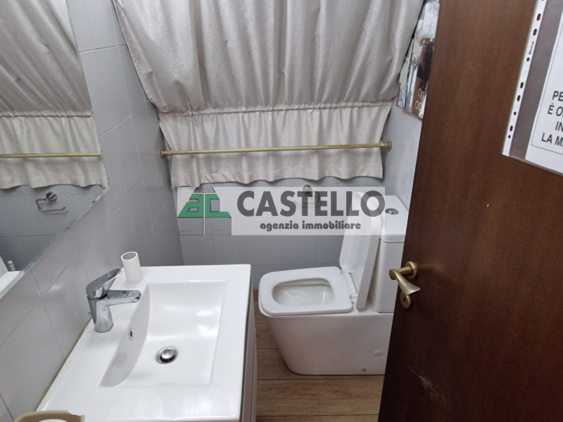 Campodarsego proponiamo capannone in zona residenziale, diviso in più ambienti, di circa 300mq co...