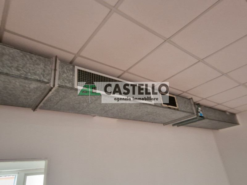Campodarsego proponiamo capannone in zona residenziale, diviso in più ambienti, di circa 300mq co...