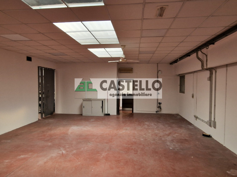 Campodarsego proponiamo capannone in zona residenziale, diviso in più ambienti, di circa 300mq co...